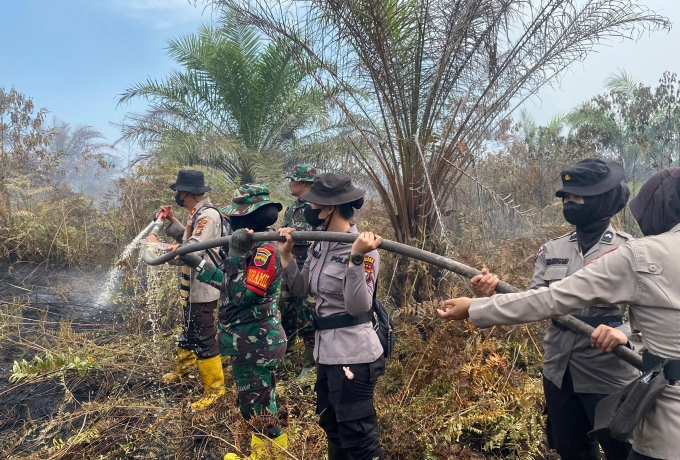 Srikandi Danramil dan Polwan Polres Rohil ikut Memadamkan Api di Rohil