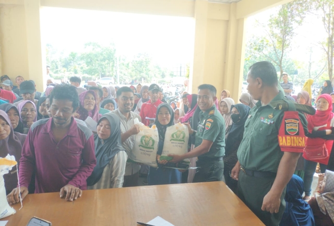 Wandan Ramil 01/Bkn Dampingi Wail Bupati Kampar Memantau Penyaluran Beras Untuk Masyarakat