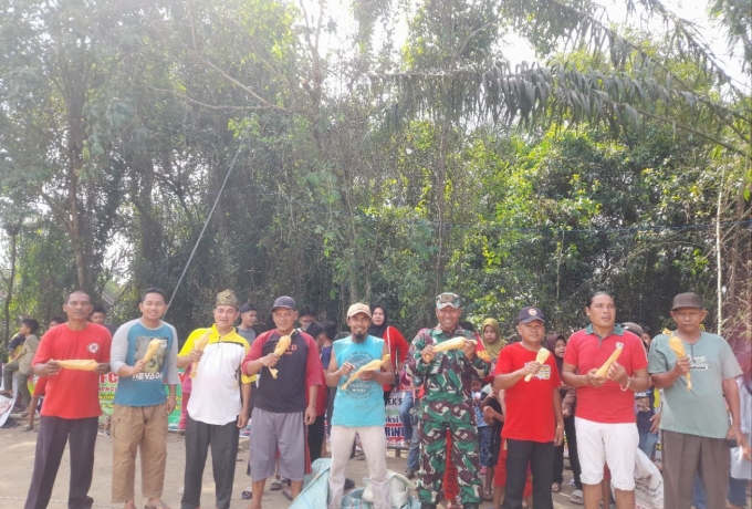 Hari Kemerdekaan HUT RI Ke 80, Babinsa Sertu Ilham Khairi Ikut Balap Karung Dengan Warga