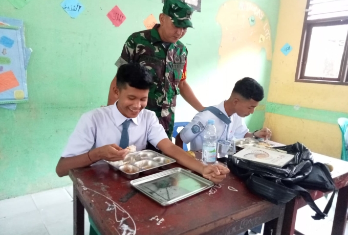 Sukseskan Program Pemerintah, Babinsa Koramil 07/Kampar Dampingilo Penyaluran Makan Bergizi Gratis 
