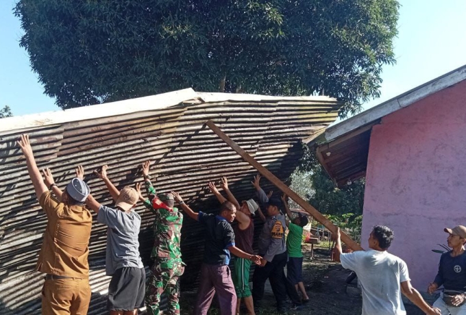 Angin Puting Beliung Terbangkan Atap Rumah Warga di Kabupaten Rokan Hulu
