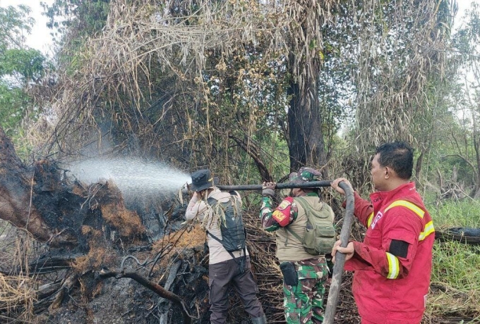 Babinsa Koramil 04/ Pkl Kuras Laksanakan Pendinginan di Titik Api Desa Kesuma