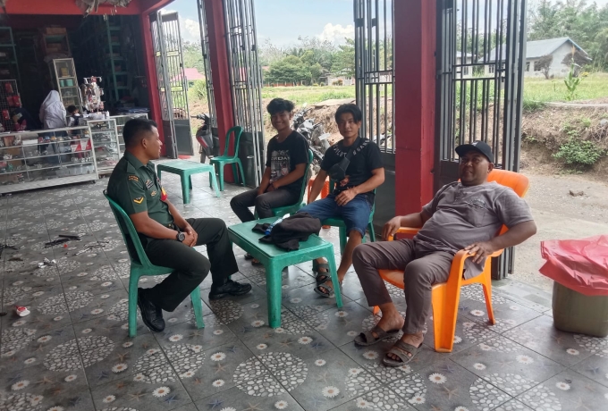 Babinsa Serda Rinaldi Helmi Komsos Bersama Masyarakat