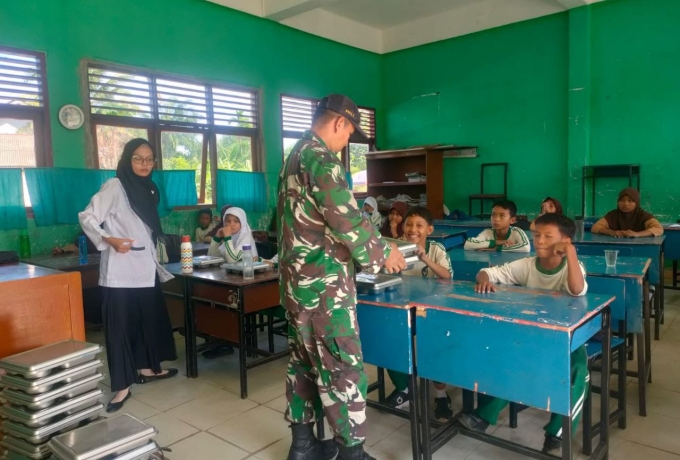 Dukung Kelancaran, Babinsa Koramil 16/Tapung Melaksanakan Pendampingan Pelaksanaan MBG