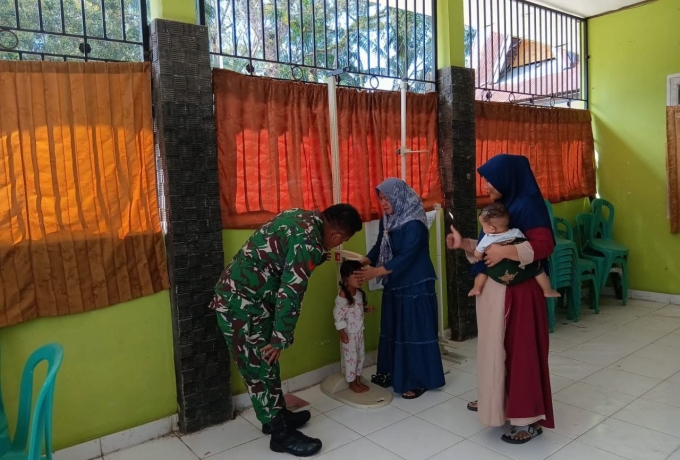Dukung Program Mengatasi Masalah Kesehatan Balita, Babinsa Koramil 16/Tapung Dampingi Posyandu