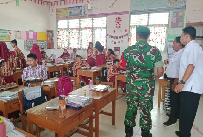 Babinsa Dampingi Penyaluran Makan Bergizi Gratis Di SDN 008 Pangkalan Kerinci