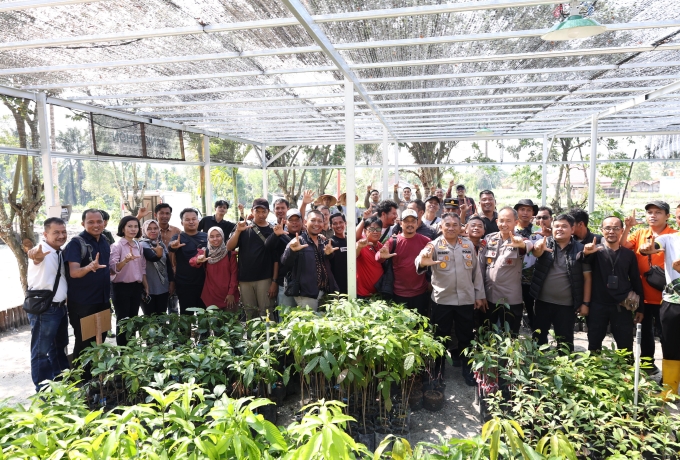Silaturahmi Bernuansa Hijau, Polda Riau dan Wartawan Tanam Harapan untuk Riau