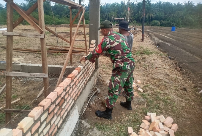 Tingkatkan  Semangat Gotong Royong, Babinsa Koramil 06 Siak Hulu Bantu Bangun Rumah Warga