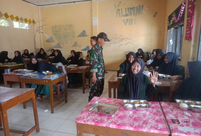 Babinsa Serda J.A. Sitorus Dampingi Penyaluran MBG ke Ponpes Amanatul Huda