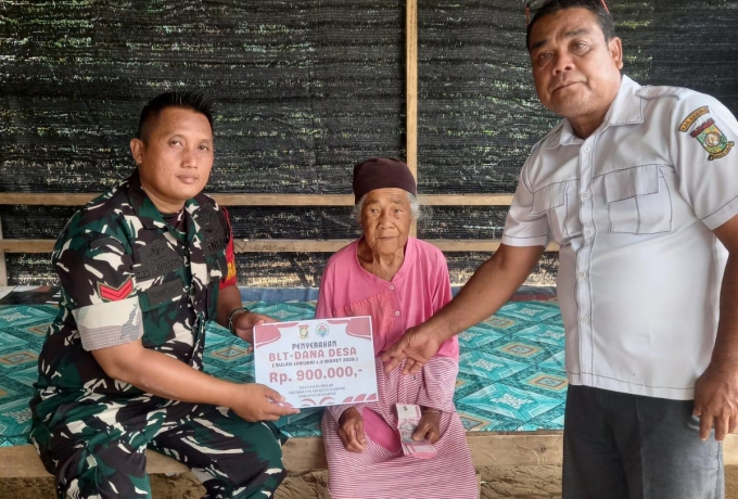 Babinsa Koptu Dedi Suprapto Dorong Kelancaran Pembagian BLT di Desa Koto Mesjid