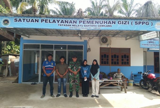 Peltu Zuhri Babinsa Koramil 11/Tambusai Dampingi Penyaluran Makan Bergisi Gratis