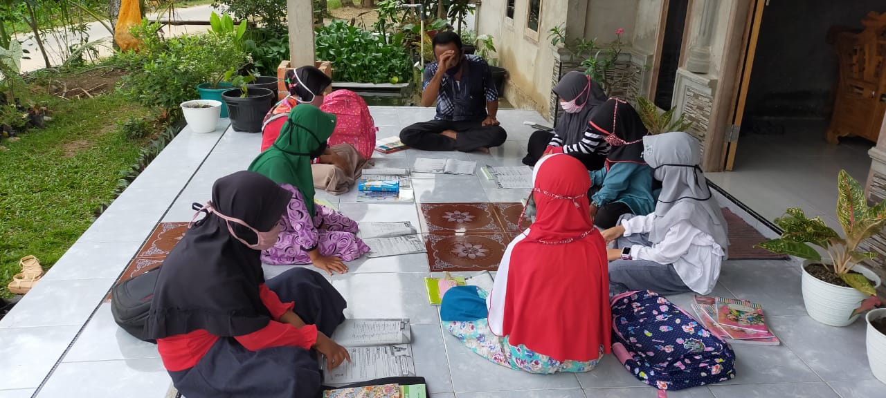 Agar Siswa Tetap Dapat Pendidikan Ditengah Pandemi, Guru Terpaksa Mengajar Dari Rumah Kerumah