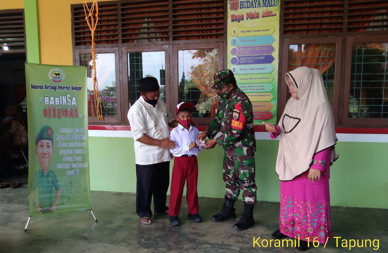 Bantu Siswa Kurang Mampu  Belajar Daring di Tengah Pandemi, TNI Bagikan Kartu Kuota Internet