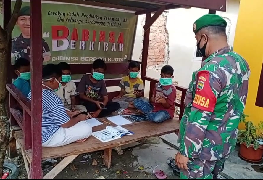 Serda Agusman,  Babinsa Kodim 0313/Kpr Berbagi Jaringan Internet Untuk Anak Warga Kurang Mampu