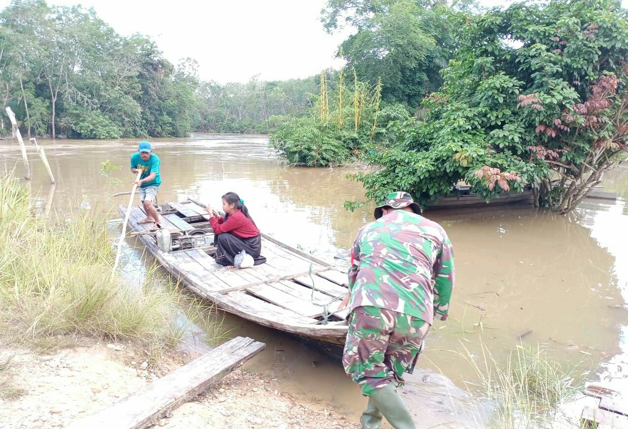 Babinsa Koramil 04/Pkl Kuras Bantu Warga Terdampak Banjir Sungai Nilo