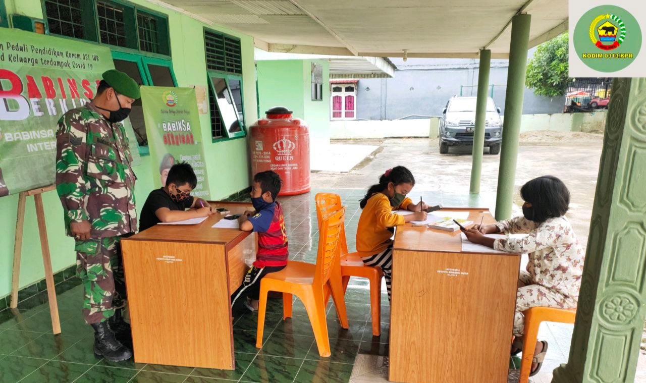 Babinsa Kodim 0313/ KPR di Kunto Darusalam Jalankan Program Babinsa Berkibar
