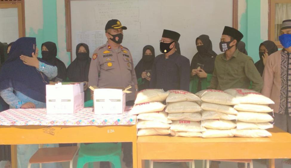 Kapolsek Tapung Bantu 100 Al-Qur'an dan 100 Kg Beras Untuk Pesantren Darul Quran Al Karim 