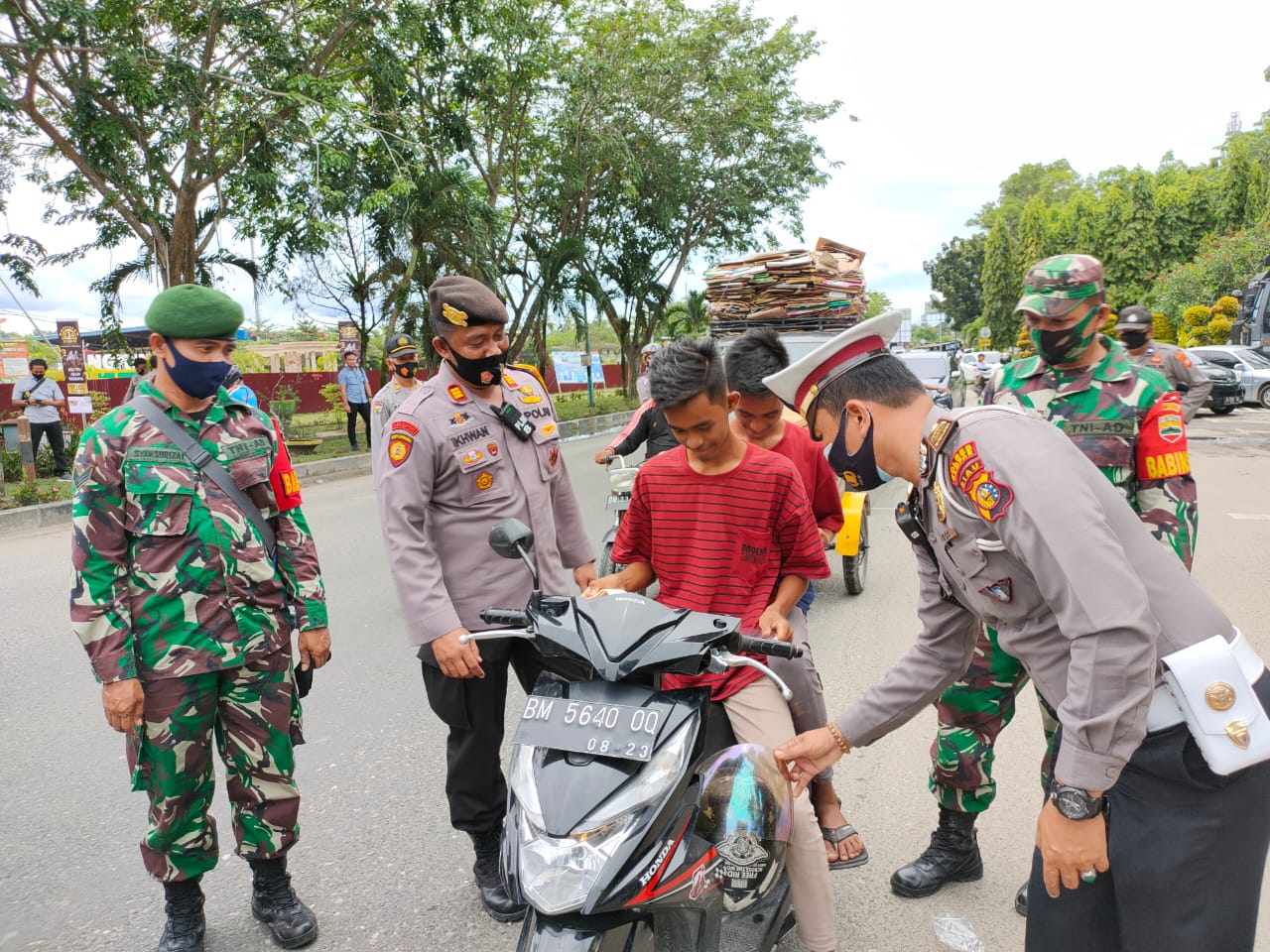 Mahasiswa dan Polisi di Kampar Bagikan 1000 Masker kepada Masyarakat Saat Demo Tolak UU Cipta Kerja