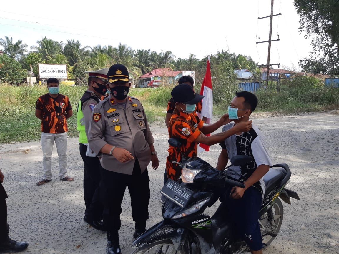 Kapolsek Tapung Bersama Pemuda Pancasila Bagikan 2000 Masker Dalam Rangka Ops Zebra 2020