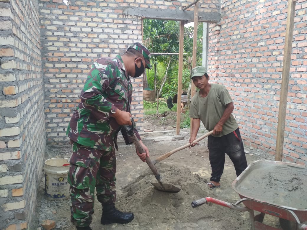 Kerja Nyata Serda Gede Budiarma Bantu Warga Pembuatan Rumah