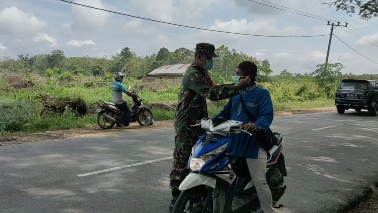 Kepada Pengendara, Babinsa Koramil 14/Kepenuhan Bagikan Masker Dan Himbau Disiplin Protokol Kesehata
