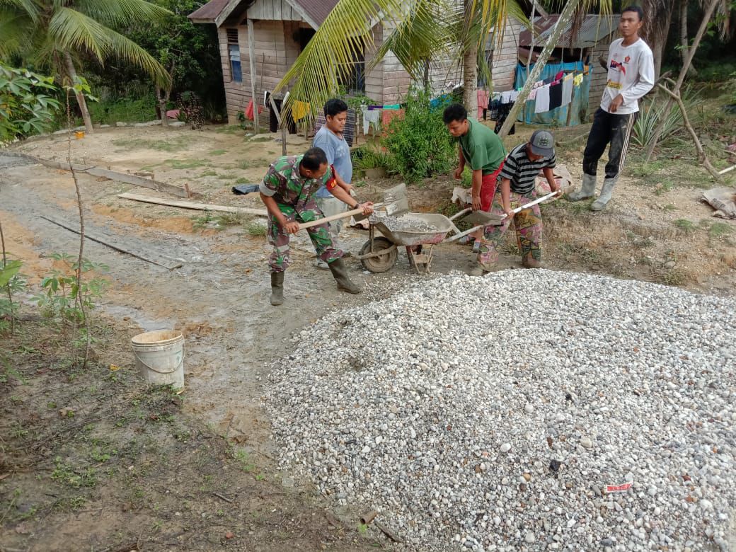 Babinsa Koramil 09/Langgam Kodim 0313/Kpr Selalu Ada Hadir Tengah Tengah Warga Dalam Setiap Kegiatan
