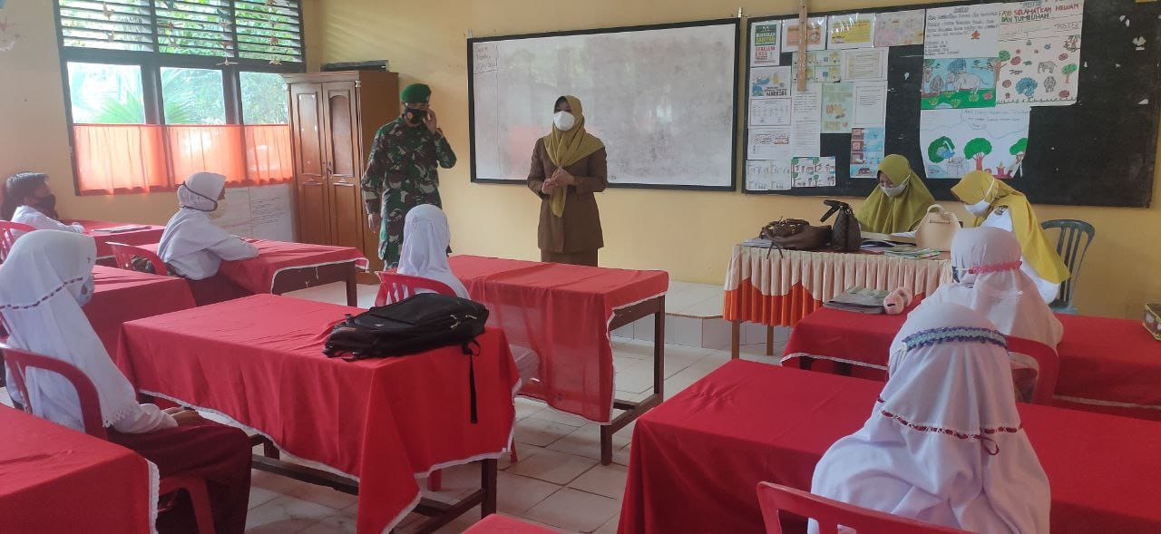 Babinsa Dampingi Petugas Kesehatan Penerapan Protokol Kesehatan di Sekolah