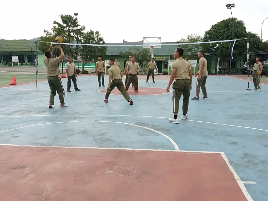 Guna Menjaga Kebugaran Fisik, Anggota Kodim 0313/KPR Olahraga Bola Voli