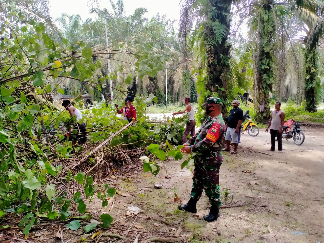 Jumat Bersih, Babinsa Koramil 01/Bkn Gotong Royong Bersama Warga Binaan