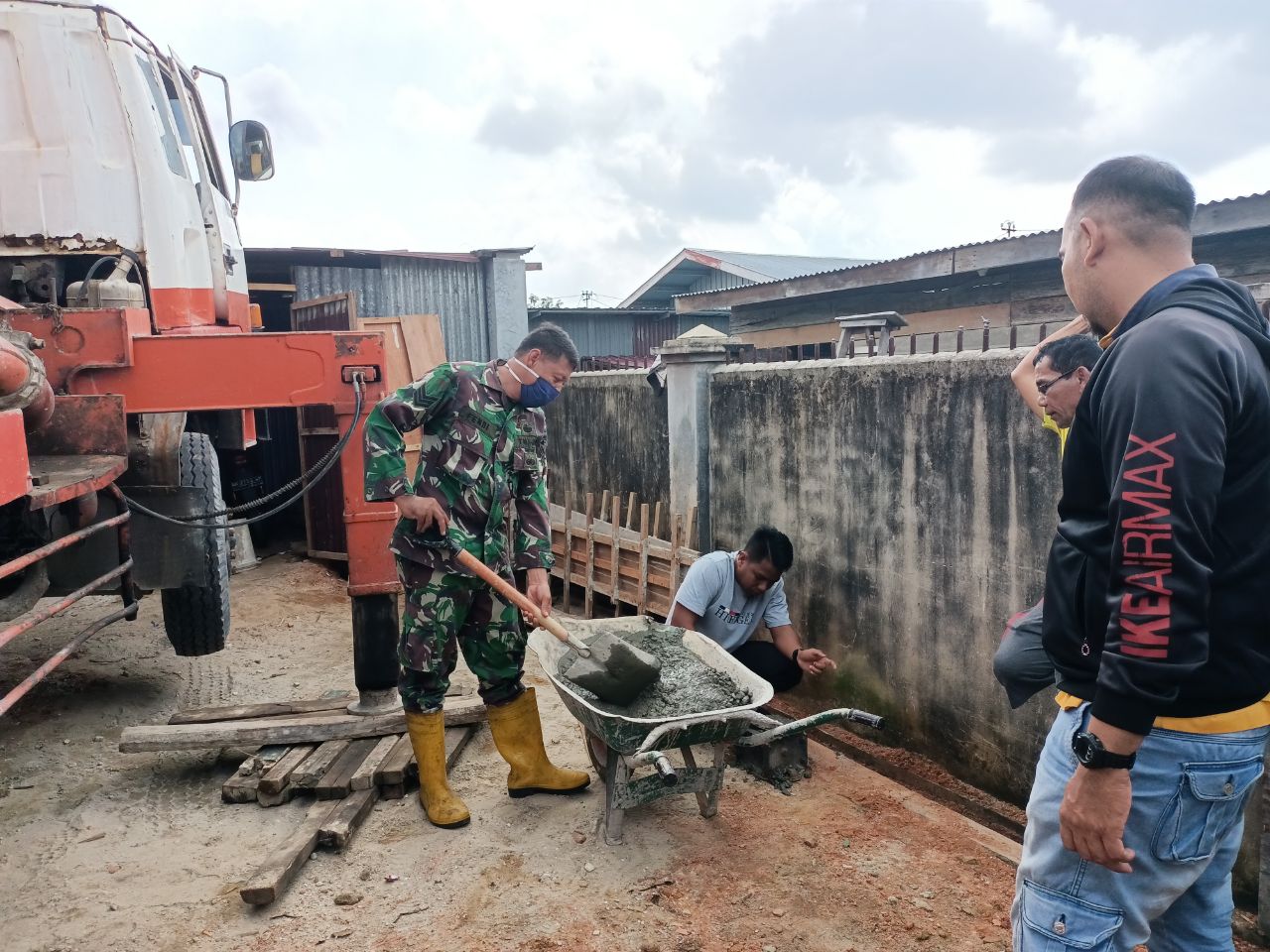 Jalin Kebersamaan, Babinsa Batu Langka Kecil Bantu Pengecoran Masjid