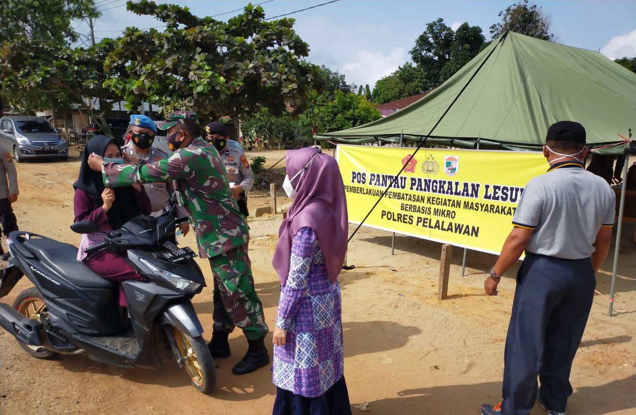 Babinsa Koramil 04/PKL Kuras Ikut Sukseskan PPKM Bersama Tim Gabungan 