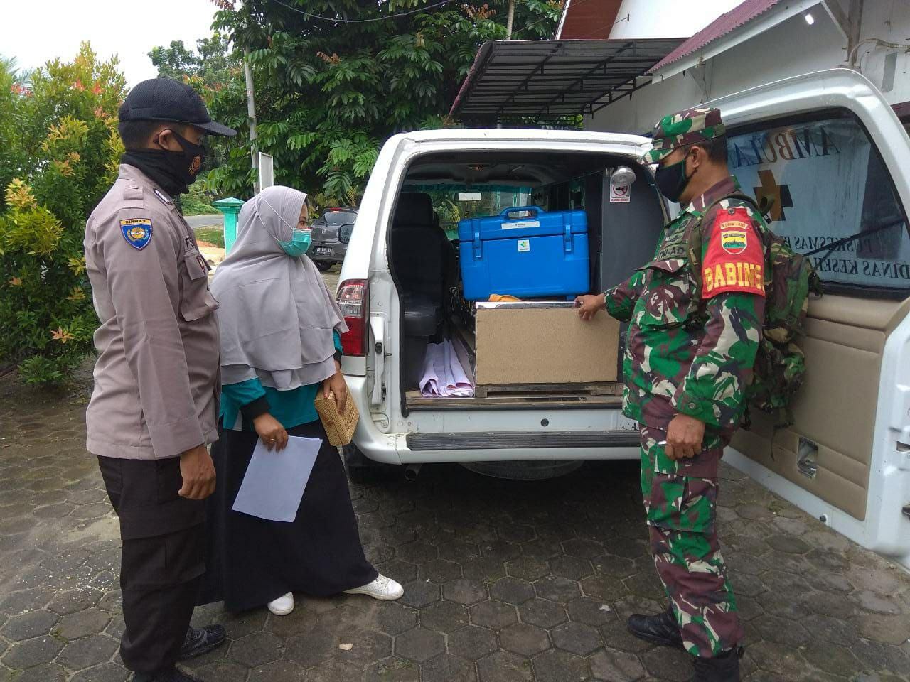 Babinsa dan Babinkamtibmas Kawal Pendistribusian Vaksin Covid 19