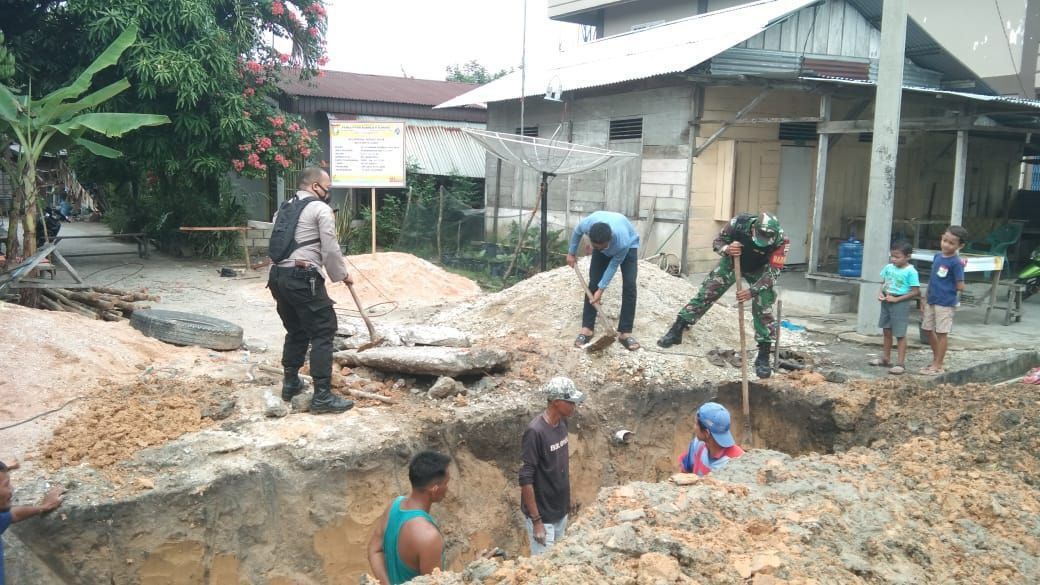 Antisipasi Banjir, Babinsa Koramil 16/Tapung Bersama Tiga Pilar Goro Bersama Warga