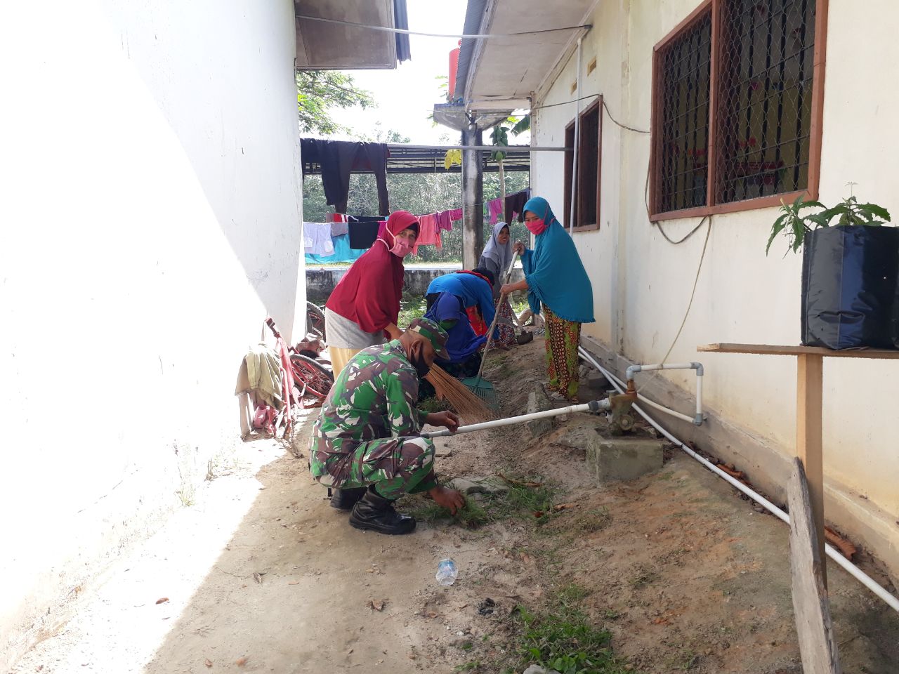Telihat Kompak, Babinsa Koramil 07/Kampar Kodim 0313/Kpr Bersama Ibu PKK Laksanakan Pembersihan Pust