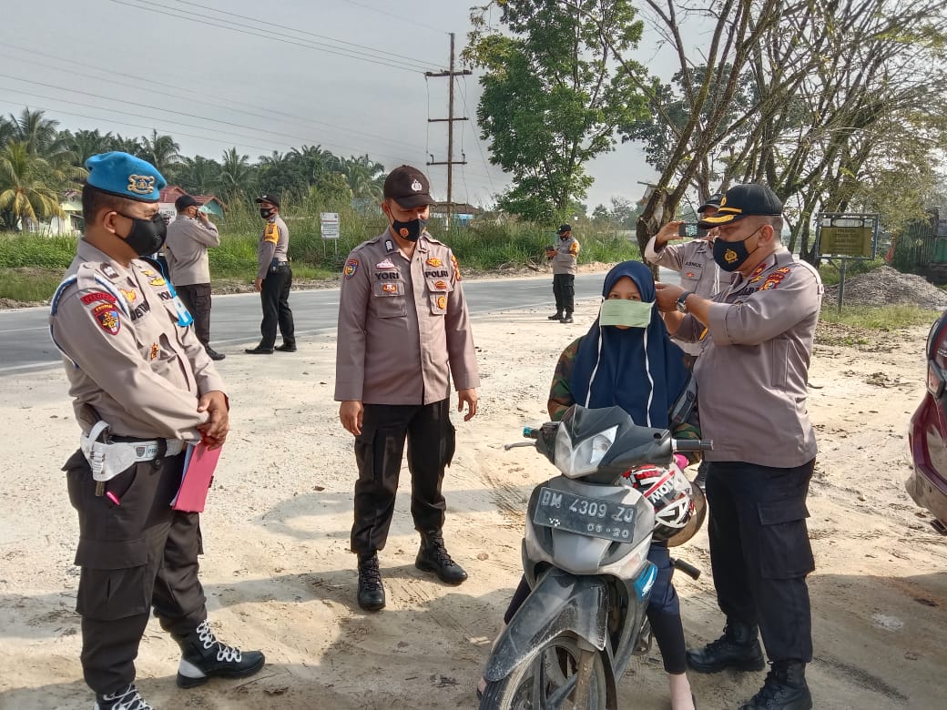 Polsek Tapung Gencarkan Pendisiplinan Prokes dan Bagikan Masker Untuk Masyarakat