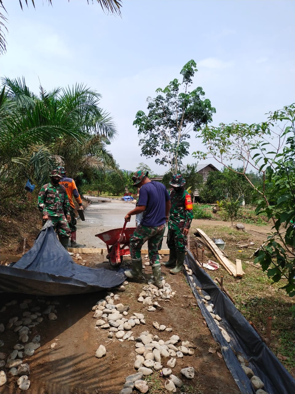 Kordinator Umum Satgas TMMD ke 110 Kodim 0313/KPR Tinjau Sasaran Pembangunan Semenisasi.