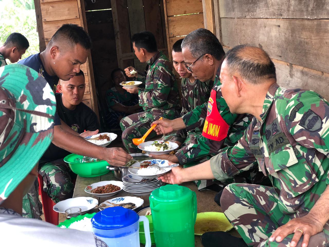 Nikmatnya Makan Siang Bersama Warga di Lokasi TMMD Ke 110 