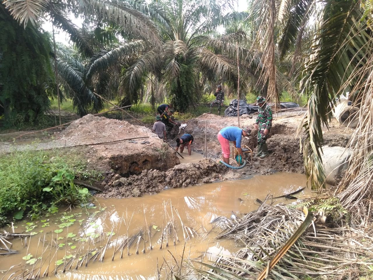 Meski Diguyur Hujan Satgas TMMD ke-110 Kodim 0313 KPR Kebut Pengerjaan Box Culvert 