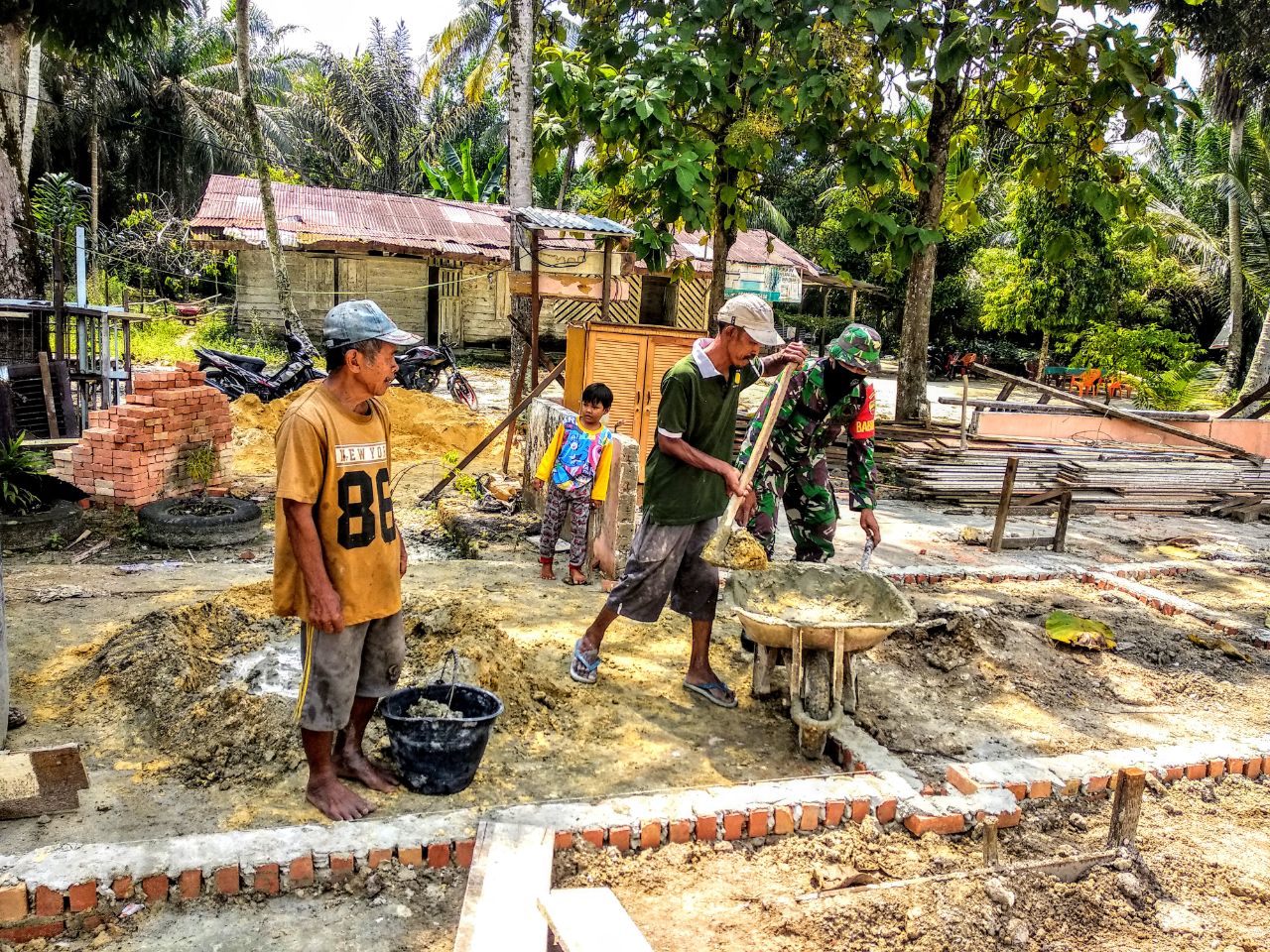Atasi Kesulitan Warga Babinsa Koramil 09/Langgam Bantu Pembuatan Pondasi Rumah Warga Binaan