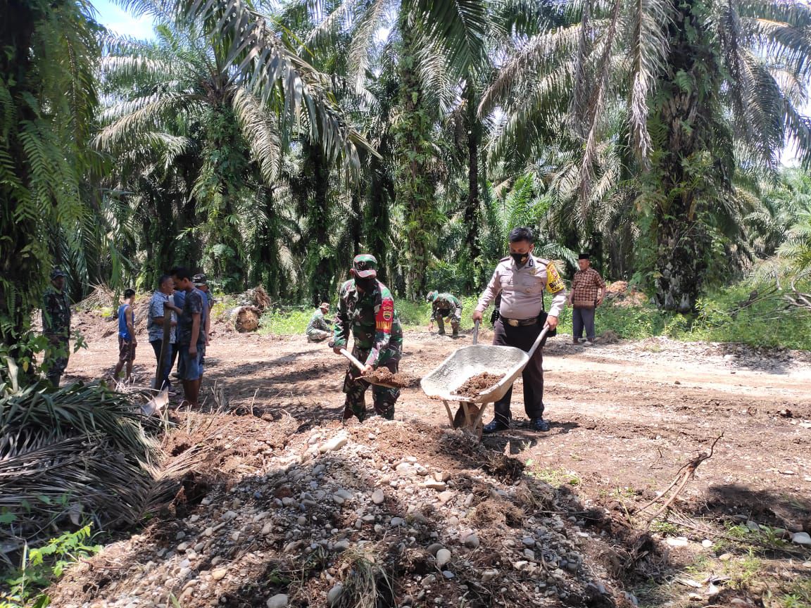 Walau Gunakan Cangkul dan Sekop Warga Dan Satgas TMMD ke-110 Kodim 0313 KPR Tetap semangat Ratakan J