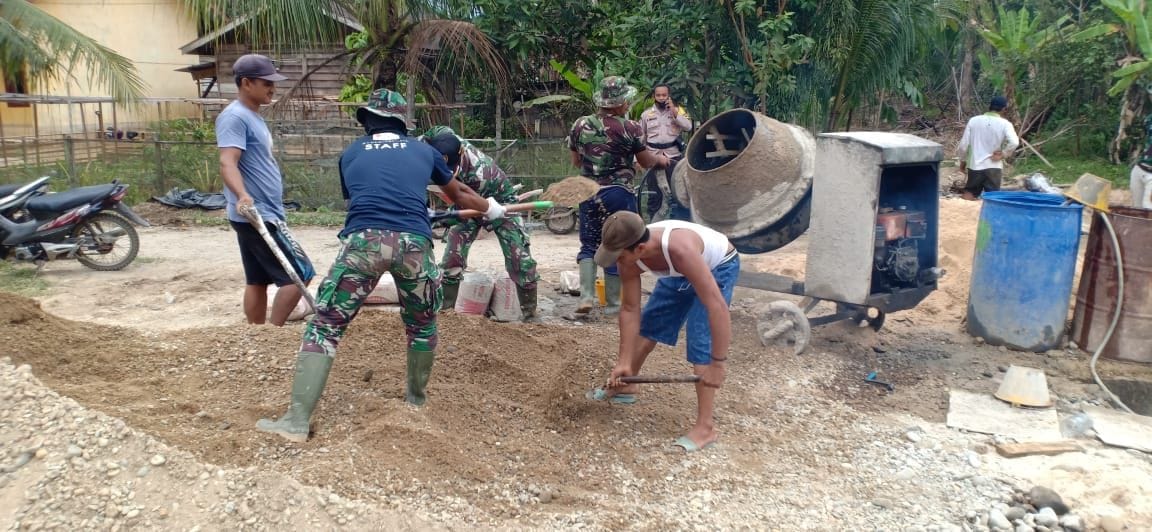 Satgas TMMD Ke 110 Dengan Bhabinkamtibmas Dan Masyarakat Bergelut Dengan Bahan Material Pengecoran D
