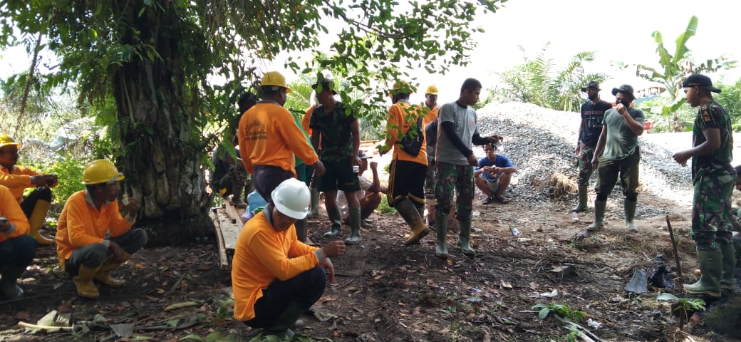 Satgas TMMD Ke 110 Kodim 0313 KPR Dan warga Turun Minum Sembari Memulihkan Tenaga 