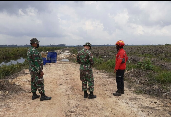 Cegah Karhutla, Babinsa Koramil 03/Bunut Keling Bersama Angota Manggala Agni Rutin Lakukan Patroli
