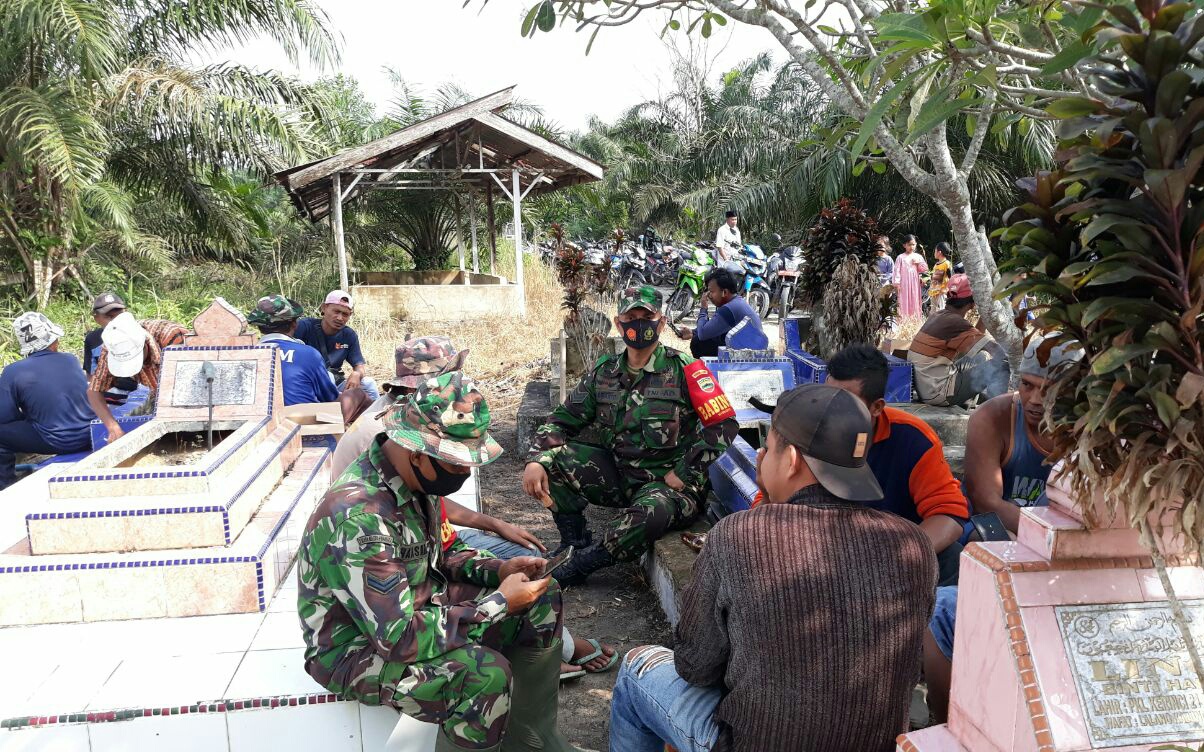 Babinsa Bersama Tokoh Masyarakat, Gotong Royong Membersihkan Tpu