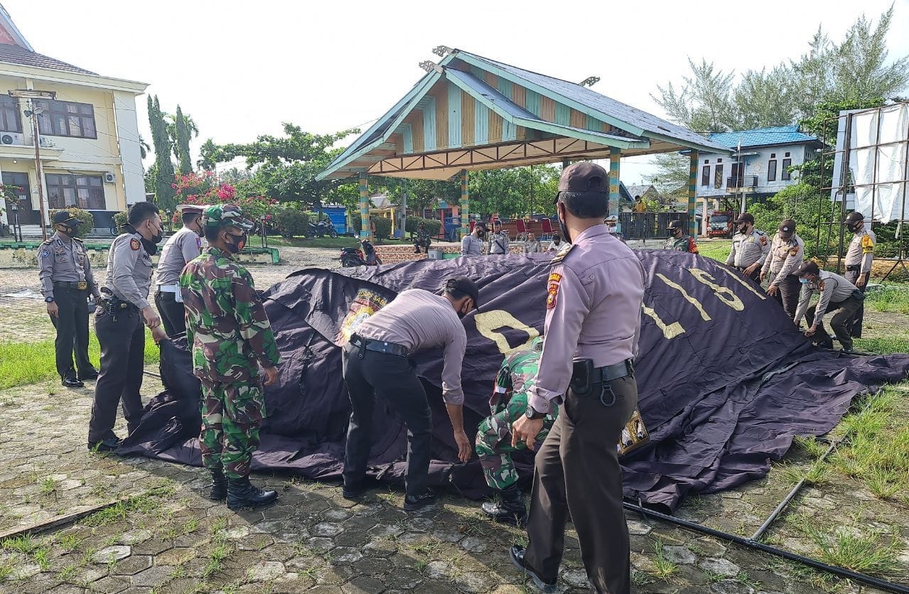 Babinsa Koramil 04/PKL Kuras Bersama Bhabinkamtibmas Dirikan Posko PPKM