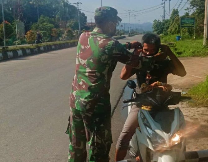 Babinsa Koramil Rambah Himbau Warga Taati Prokes dan Bagikan Masker Kepada Pengguna Jalan
