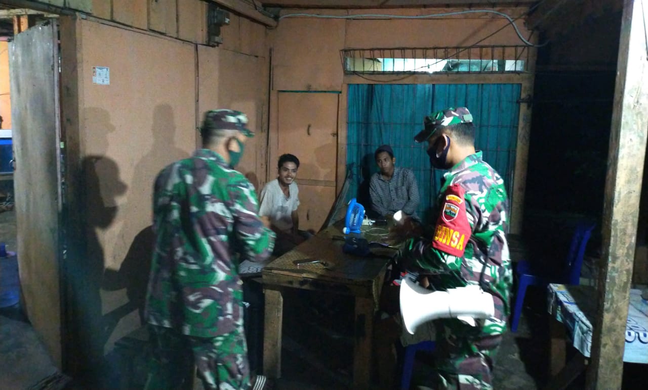Anggota Koramil 11/ Tambusai Gelar Patroli Malam Himbau Warga Patuhi Prokes 