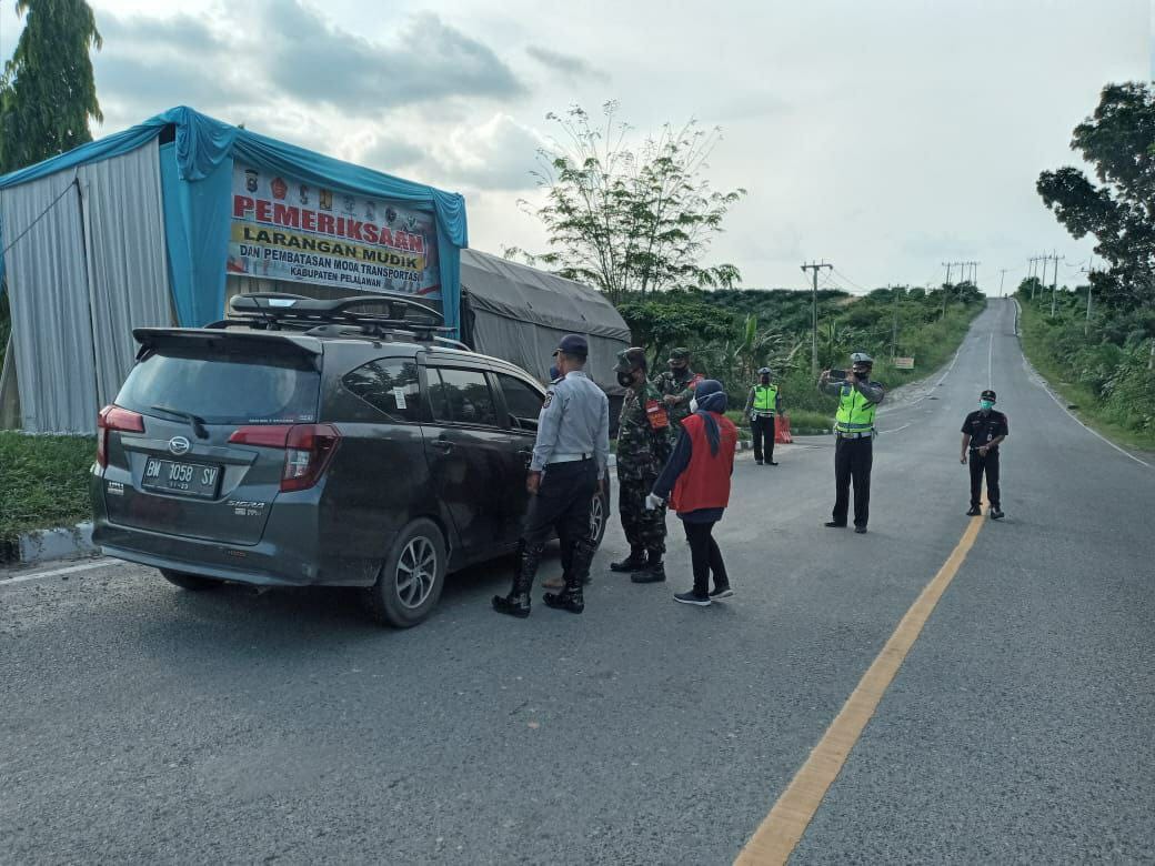 H+3 Lebaran Babinsa Koramil 09/Langgam Tetap Himbau Disiplin Prokes Bagi Pengendara