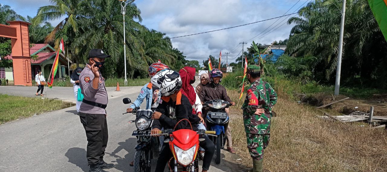 Tim Gabugan Cek Kendaraan di Pos PPKM Rohul