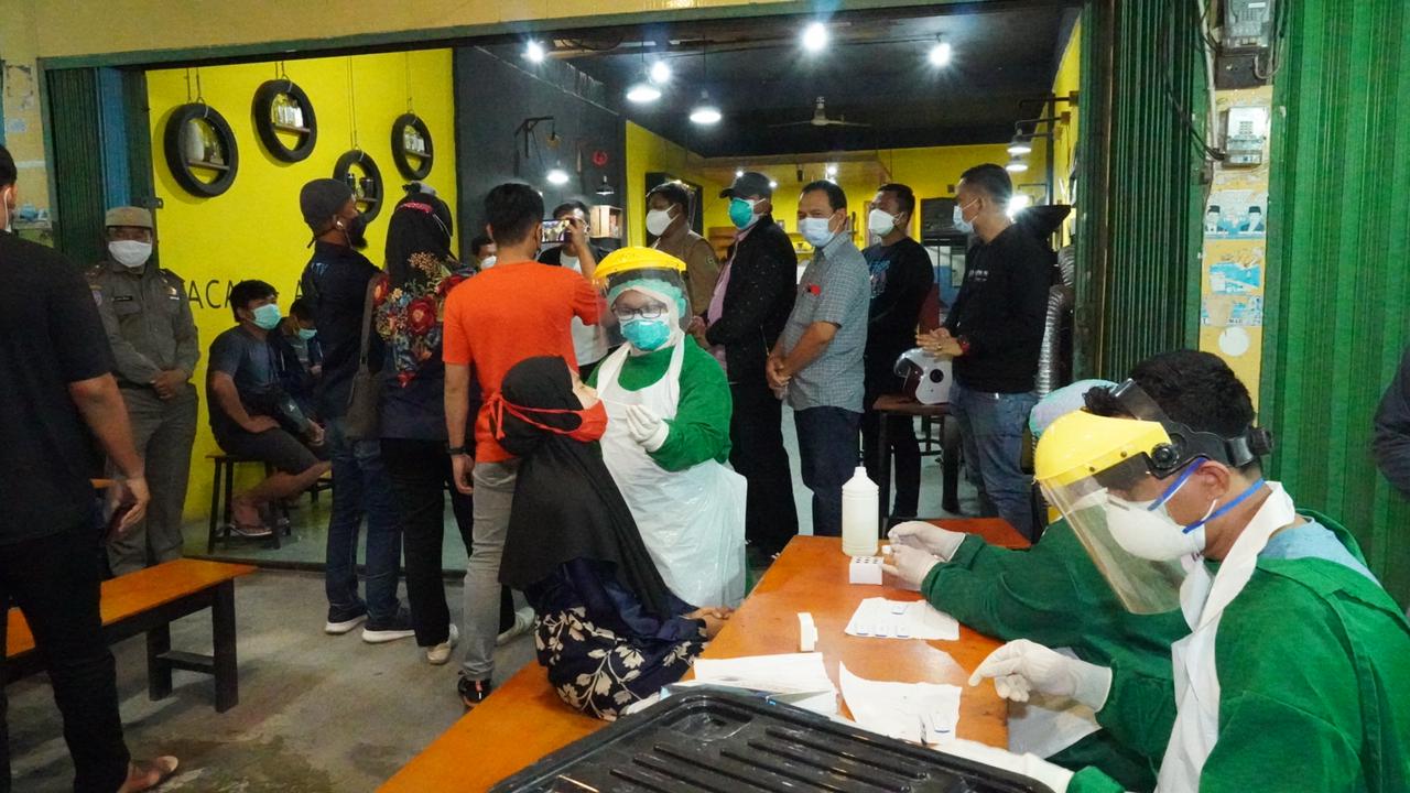 Bupati Siak Alfedri Pimpin Langsung Tim Satgas Lakukan Razia Prokes Covid 19 di Cafe dan Restoran 